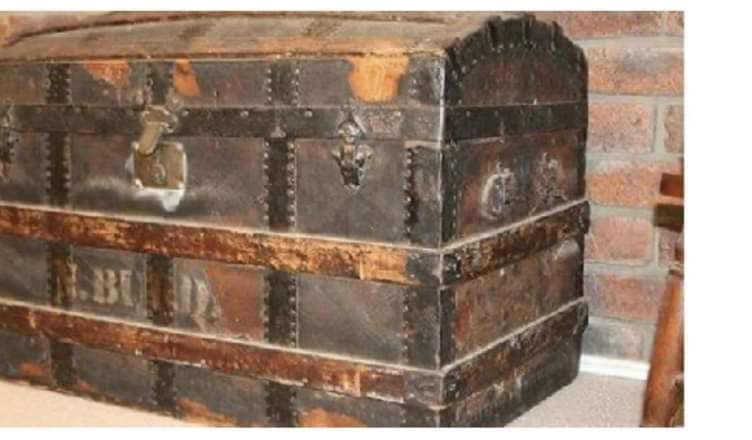 Workers were removing the old house when they discovered a hundred-year-old chest concealed beneath the floor. They opened it in front of the CAMERA.