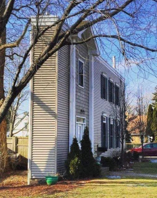 What architect built this house and who lives here? Before entering the narrowest house, no one had an idea that it looked so amazing from the inside! See its interior in this article!