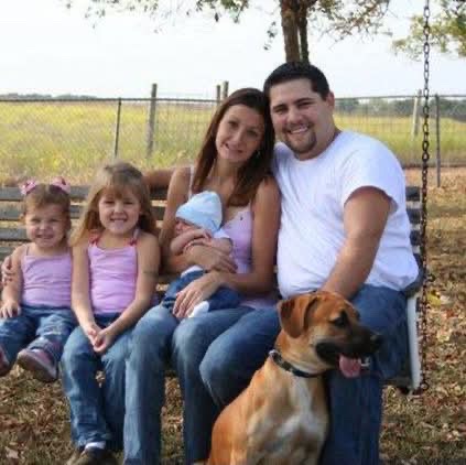 Creepy Detail in Family Photo Leaves the Internet Stunned