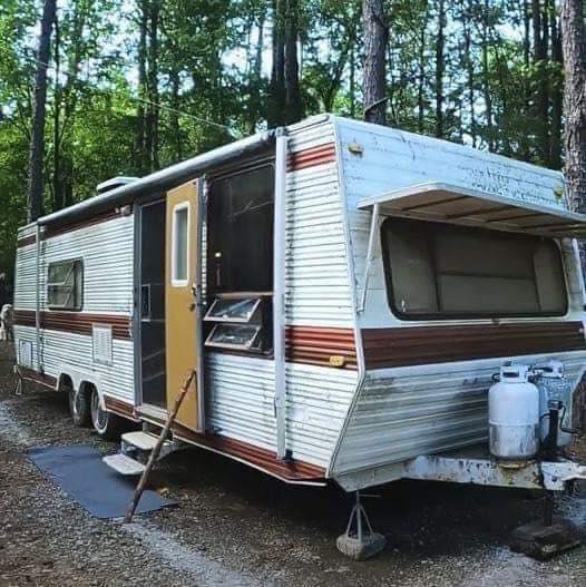 Homeless lady given free ‘ugly’ abandoned trailer, but wait till you see what she made of it.